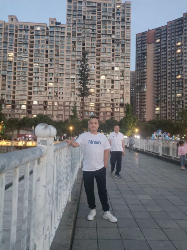 寂寞的男人的第一张照片--成都认干亲服务网